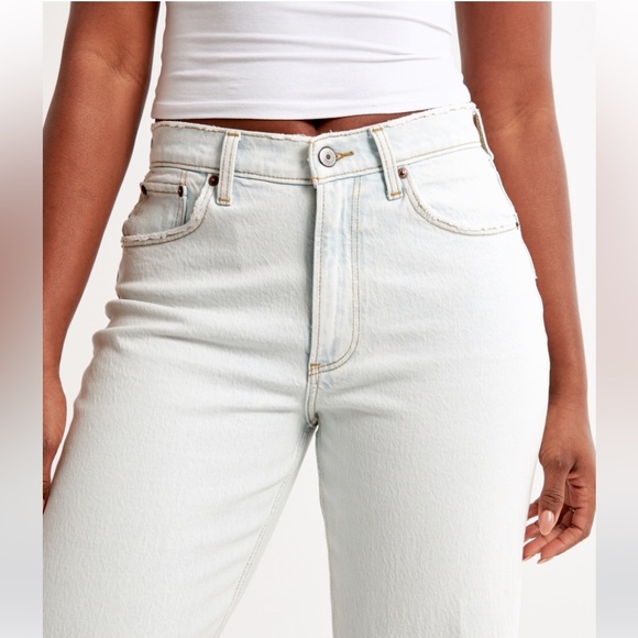NWT Abercrombie Curve Love Mid Rise Baggy Jean 🤍 - Picture 2 of 6